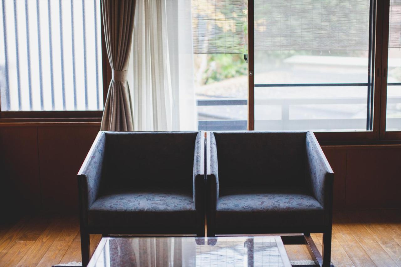 Arima Onsen Tocen Goshobo Otel Kobe Dış mekan fotoğraf A pair of armchairs