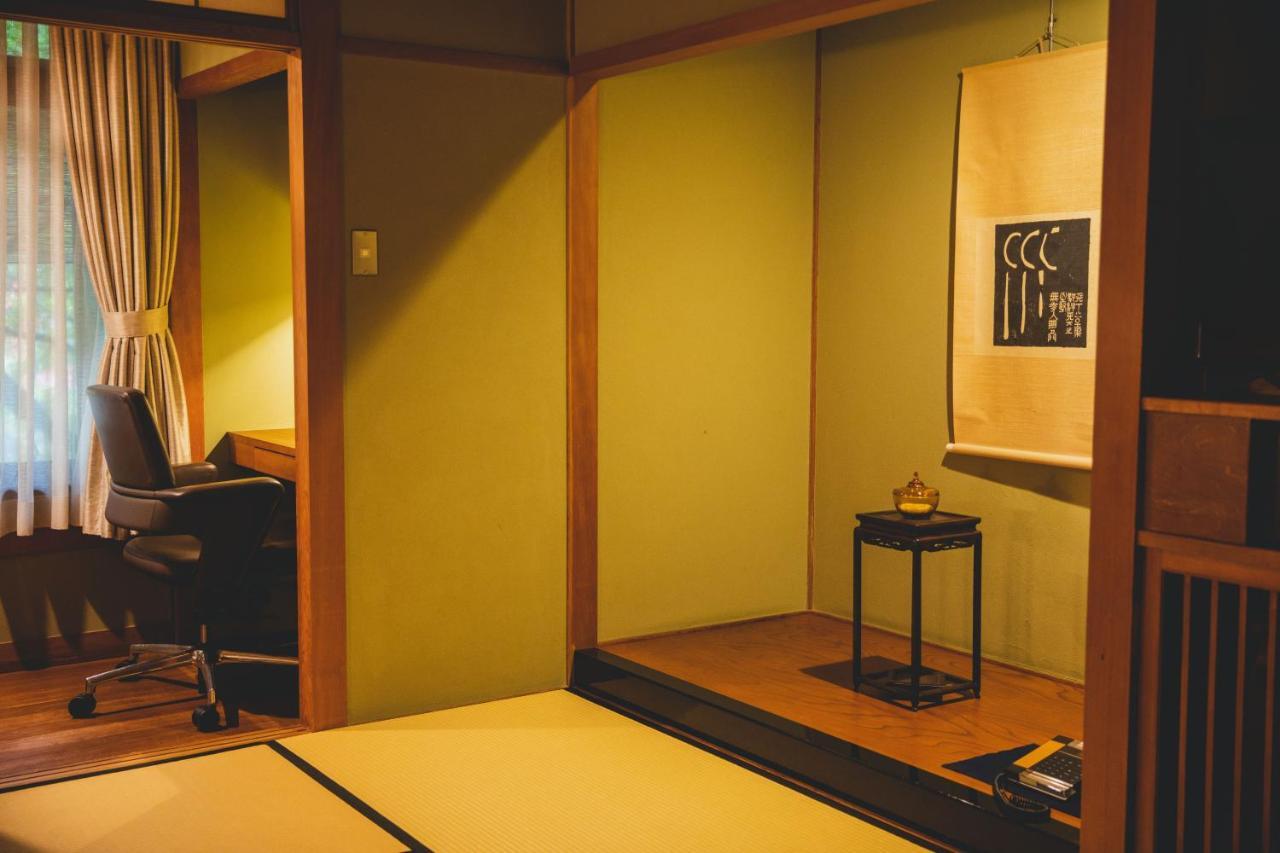 Arima Onsen Tocen Goshobo Otel Kobe Dış mekan fotoğraf A tokonoma in a Japanese room