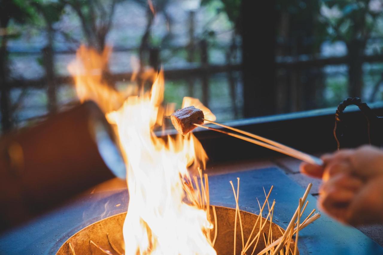 Arima Onsen Tocen Goshobo Otel Kobe Dış mekan fotoğraf A piece of meat being cooked over a fire