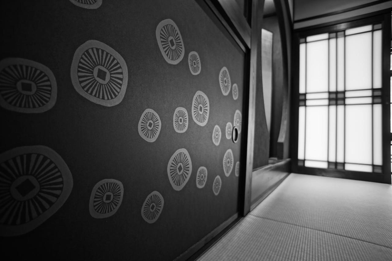 Arima Onsen Tocen Goshobo Otel Kobe Dış mekan fotoğraf A sliding door in a traditional Japanese house