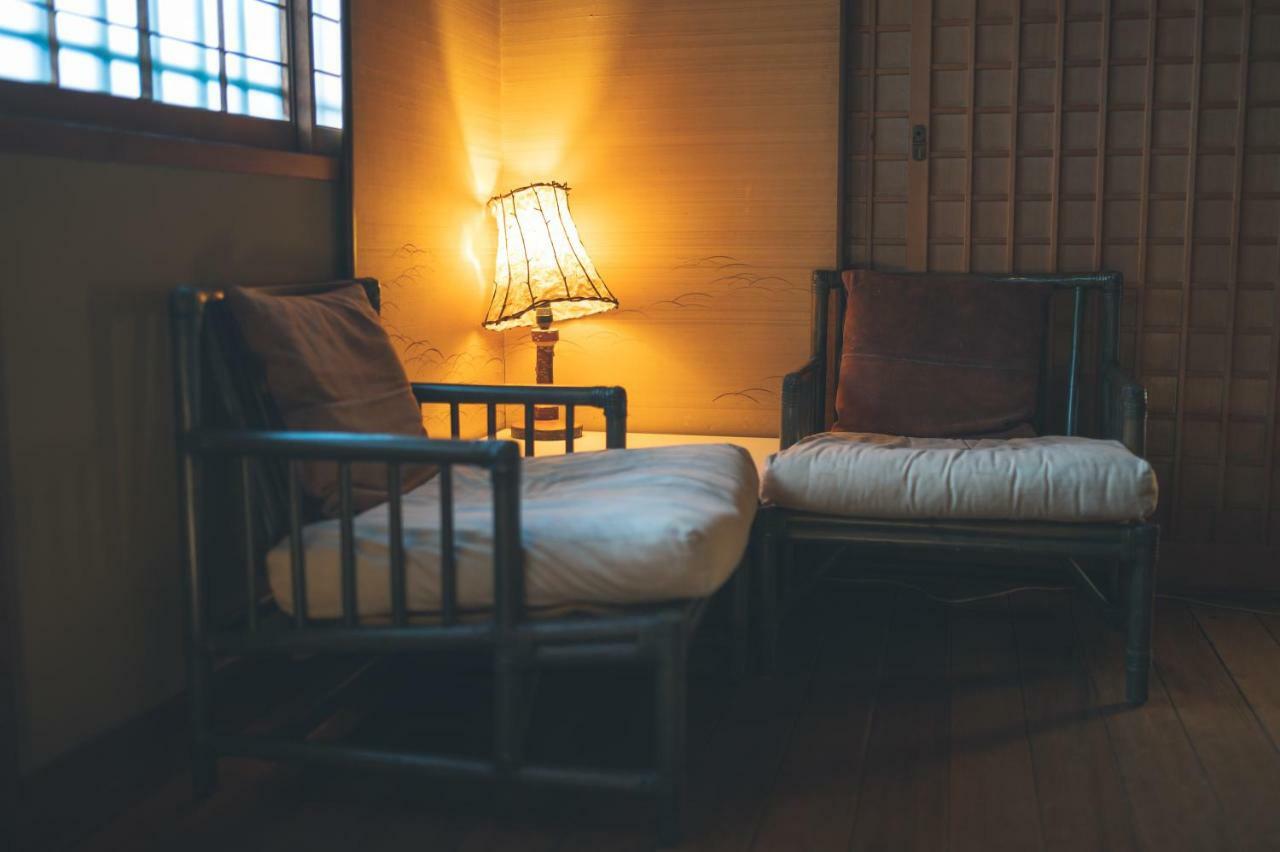 Arima Onsen Tocen Goshobo Otel Kobe Dış mekan fotoğraf A traditional Japanese room with a lamp